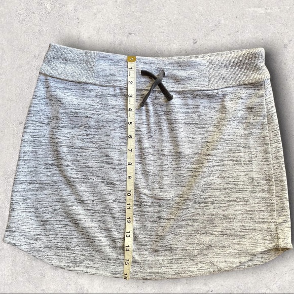 ATHLETA Gray Downplay Skirt, Size Medium - Picture 4 of 8
